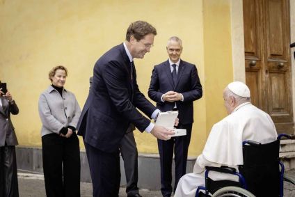 CEO da Mercedes-Benz, Ola Källenius, entrega as chaves do novo papamóvel para Papa Francisco