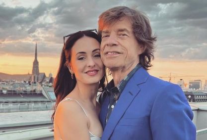 Mick Jagger e Melanie Hamrick se abraçando