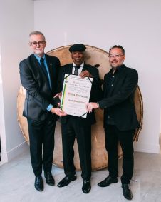 Milton Nascimento ao lado do reitor da Unicamp, Antonio José de Almeida Meirelles, e do diretor do Instituto de Artes e proponente da homenagem, Fernando Hashimoto
