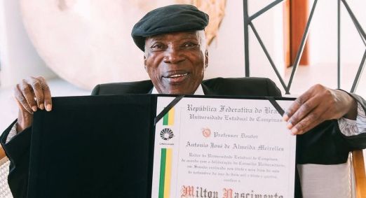 Milton Nascimento segura título de Doutor Honoris Causa