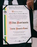Documento que atesta título de Doutor Honoris Causa a Milton Nascimento