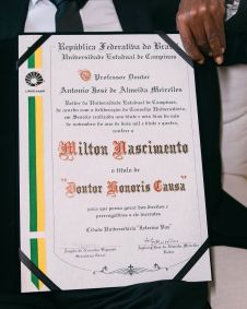 Documento que atesta título de Doutor Honoris Causa a Milton Nascimento