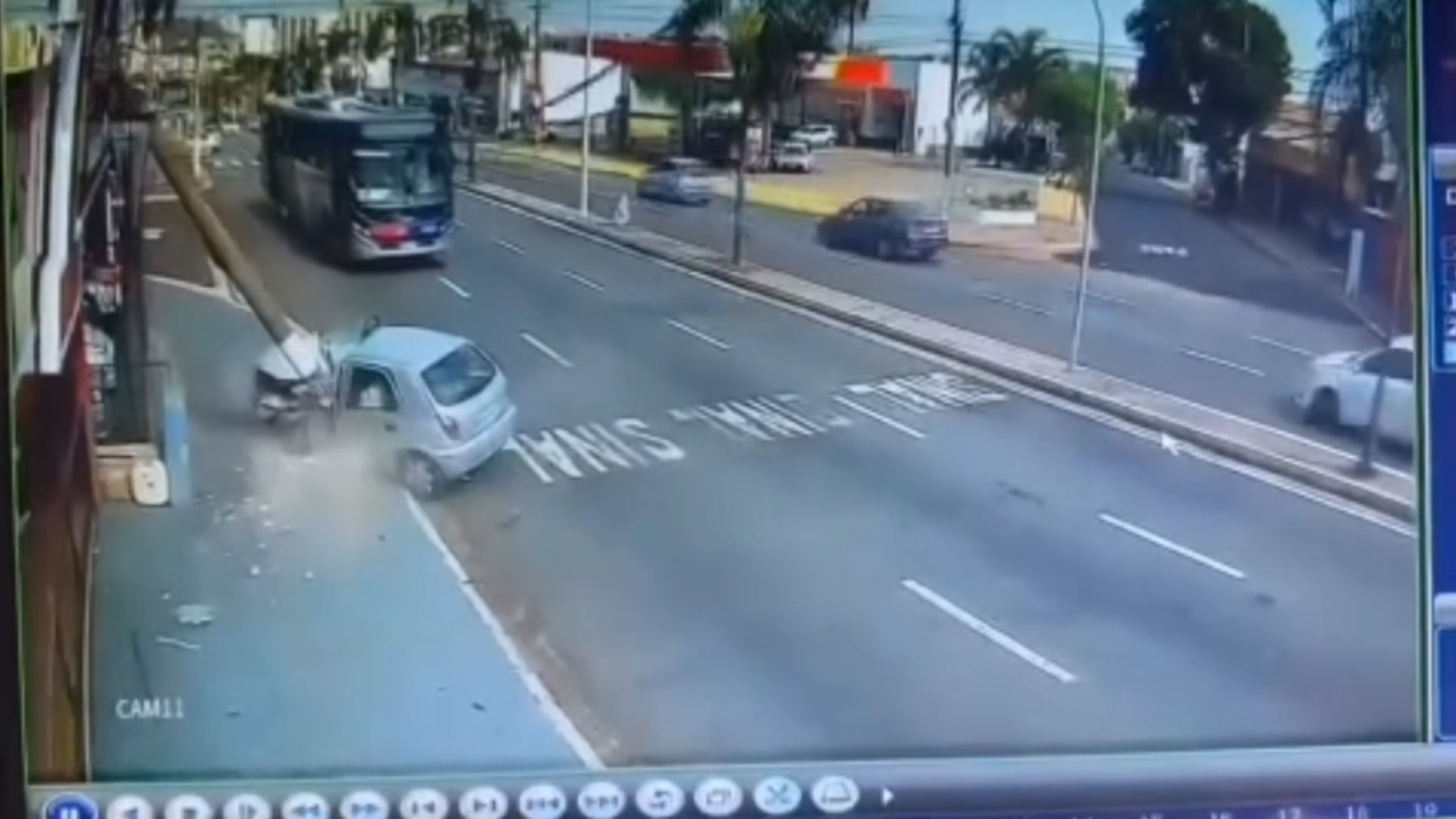 Mulher furou bloqueio da PM, avançou na contramão e derrubou poste em Americana, interior de SP