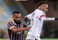 Neymar dá cotovelada e xinga Samuel Xavier em vitória do Flu sobre o Santos
