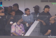 Neymar marca presença em jogo do Santos na Vila ao lado de filho de Robinho