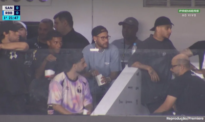 Neymar marca presença em jogo do Santos na Vila ao lado de filho de Robinho