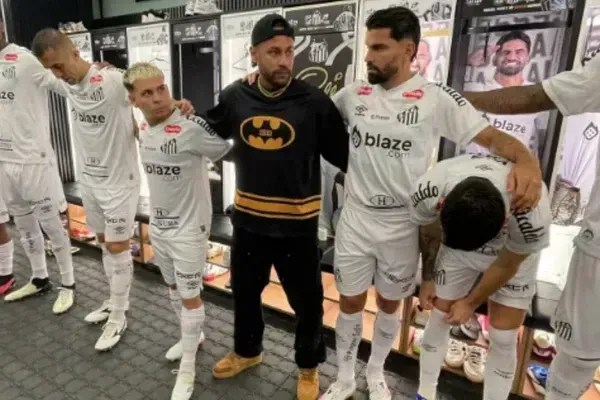 Neymar vai ao vestiário com roupa do Batman • Reprodução/Instagram