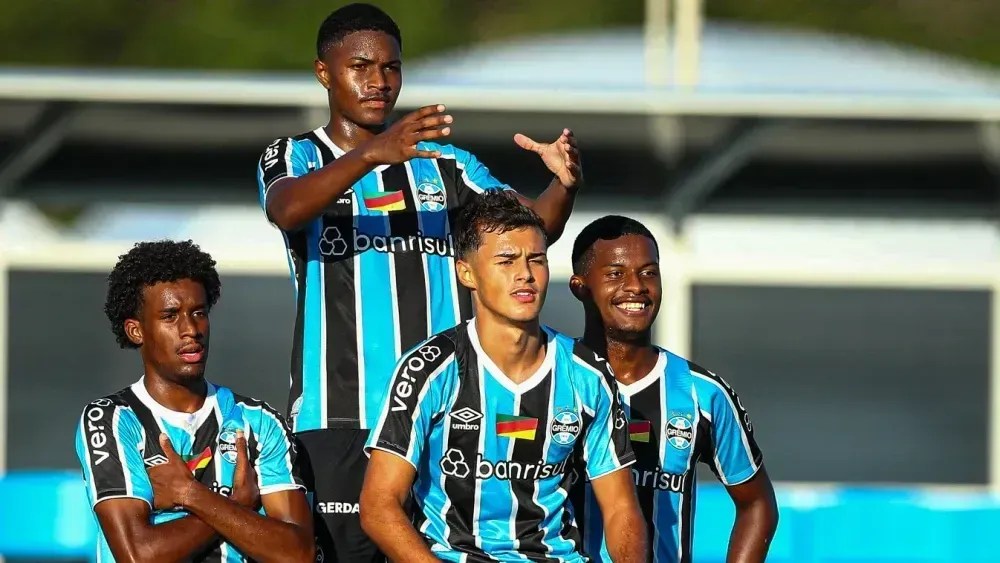 No centro da imagem, Tiago, autor do golaço