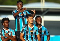 Veja o golaço do meio-campo marcado pelo Grêmio contra o Flamengo no Sub-20