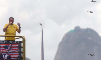 Bolsonaro diz em ato em Copabacana que será um 'problema' para o STF 'preso ou morto'