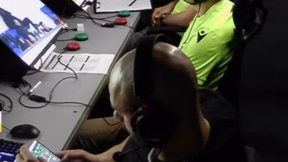 Operador do VAR é flagrado em site de apostas durante partida