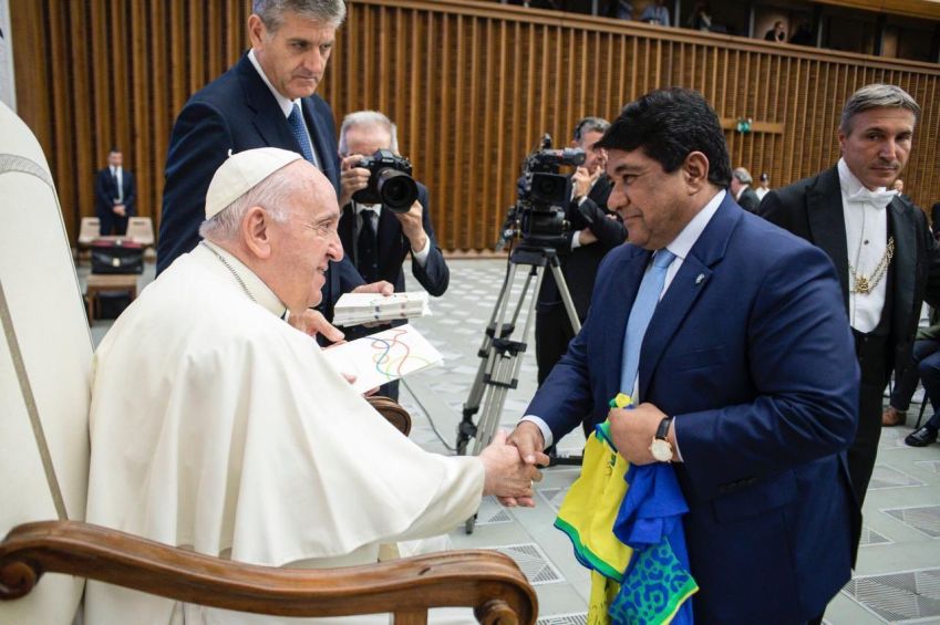 Ednaldo e Papa Francisco se encontraram em 2022 • Foto: Reprodução / X @CBF_Futebol