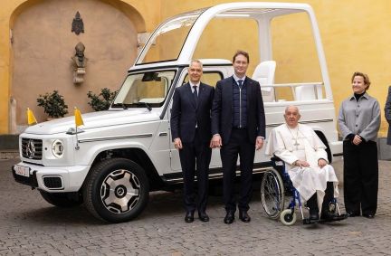 Papa Francisco e executivos da Mercedes-Benz durante entregado do papamóvel
