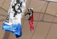 Paraquedista fica preso no teto de estádio e atrasa jogo na França
