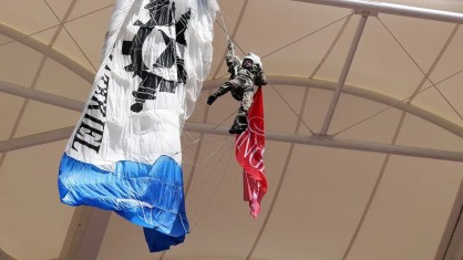 Paraquedista fica preso no teto do estádio