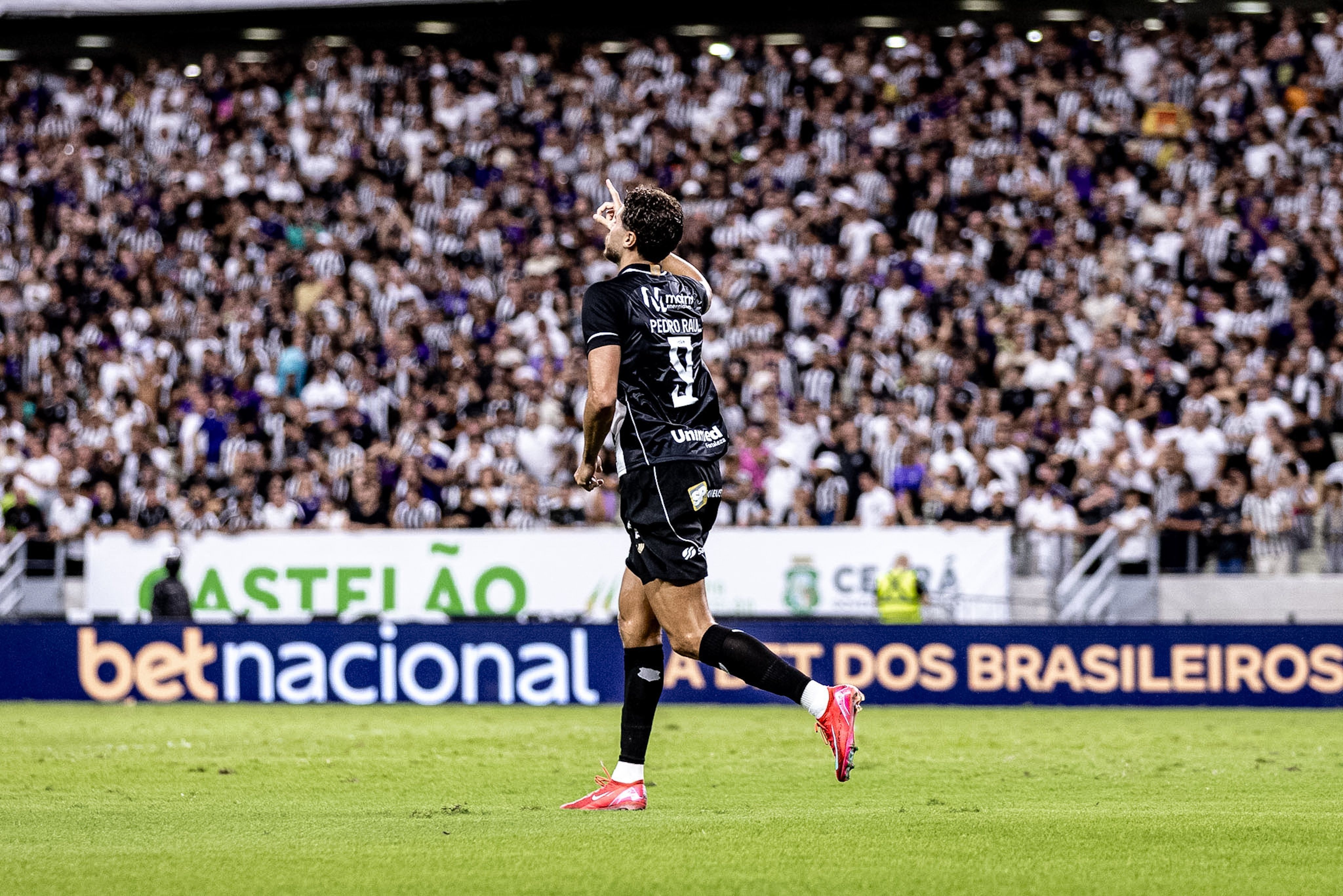 Pedro Raul comemora gol pelo Ceará