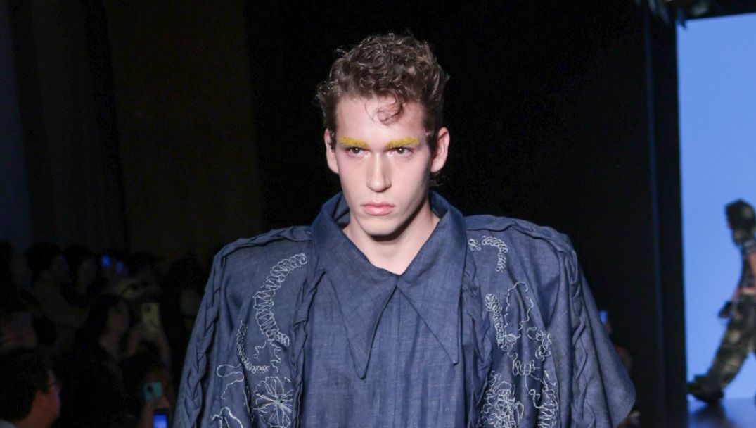 Pietro Antonelli no desfile de Dario Mittmann na SPFW N59 • Tomzé Fonseca/ Agnews