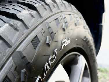 Pneu novo possui filamentos na banda de rodagem