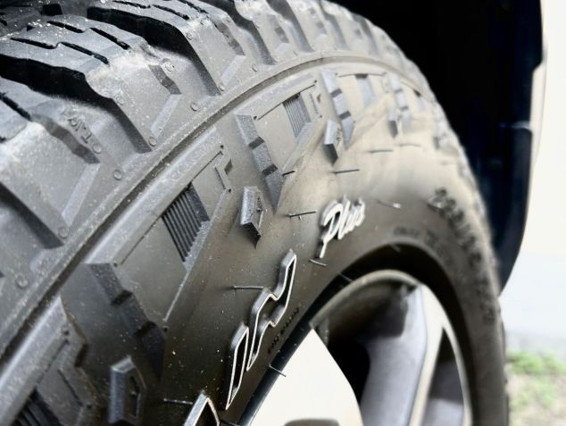 Pneu novo possui filamentos na banda de rodagem • Rodrigo Barros/CNN