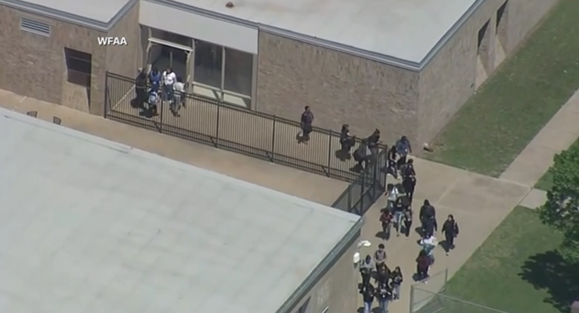 Polícia responde a relato de ataque a tiros em escola de Dallas, nos EUA
