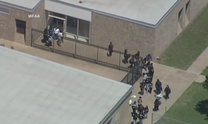Polícia responde a ataque a tiros em escola de Dallas, nos EUA