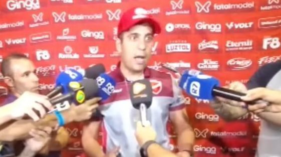 Presidente do Vila Nova reclama da expulsão de jogador após comemoração de gol contra o Goiás