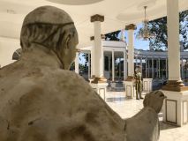 Parte de trás da estátua do papa Francisco, localizada em frente a réplica da Basílica de São Pedro, no município de Famaillá, norte da Argentina.