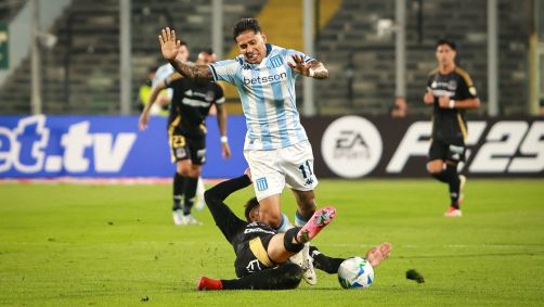 Racing e Colo-Colo durante disputa de bola em jogo da Libertadores