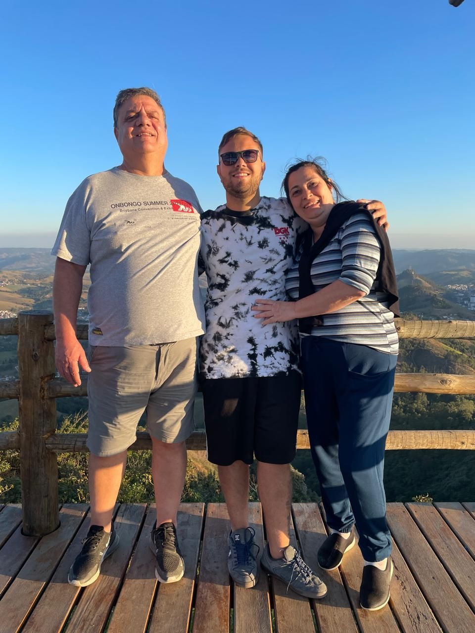 Renan e seus pais durante viagem em família • Arquivo Pessoal/Renan Treglia Erritto