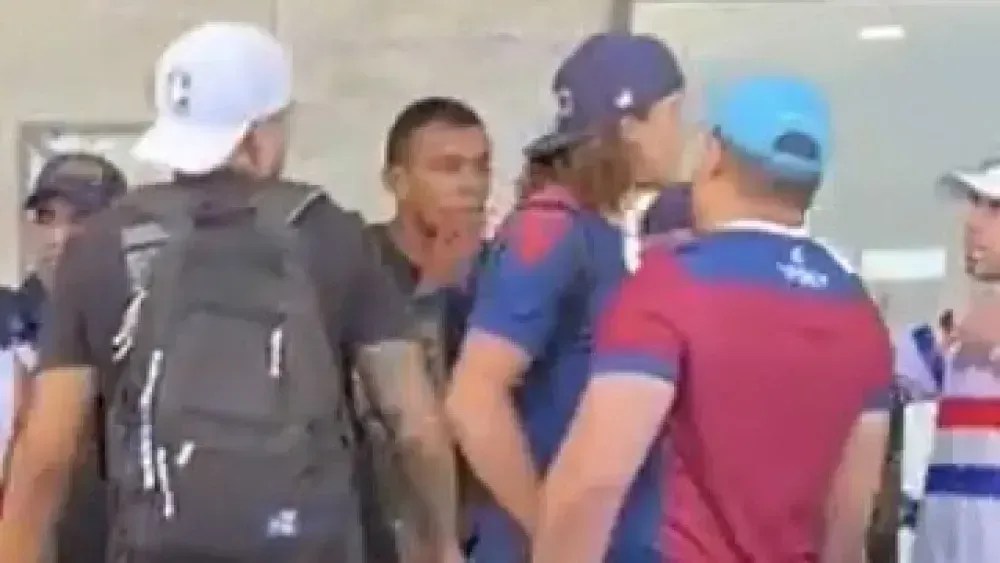Imagem de destaque do post: David Luiz é cobrado por torcedores em aeroporto após derrota; veja