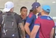David Luiz é cobrado por torcedores em aeroporto após derrota; veja