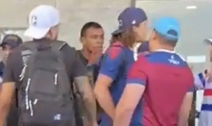 Imagem de destaque do post: David Luiz é cobrado por torcedores em aeroporto após derrota; veja