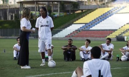 Ronaldinho participa de programa que promove seletivas para jovens atletas no Brasil