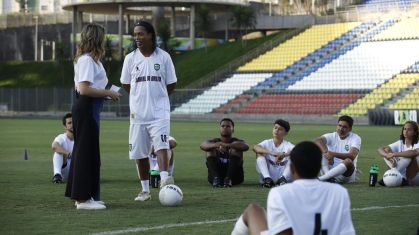 Ronaldinho participa de programa que promove seletivas para jovens atletas no Brasil
