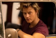 Ator de "Outer Banks" entra para elenco de filme de livro de Colleen Hoover