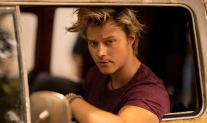 Ator de "Outer Banks" entra para elenco de filme de livro de Colleen Hoover