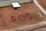 Vídeo: Presos venezuelanos fazem sinal "SOS" em centro de detenção nos EUA