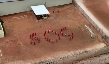 Vídeo: Presos venezuelanos fazem sinal "SOS" em centro de detenção nos EUA
