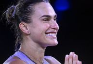 Sabalenka tira foto da marca da bola para contestar decisão do árbitro
