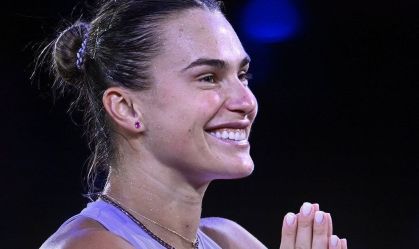 Sabalenka tira foto da marca da bola para contestar decisão do árbitro