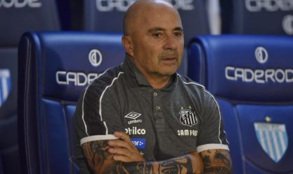Torcida do Santos grita nome de Sampaoli após goleada sofrida para o Vasco