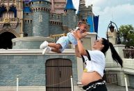 Bruna Biancardi leva Mavie à Disney e exibe barrigão durante passeio
