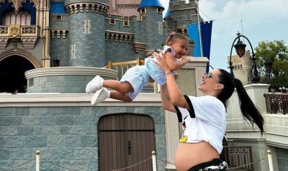 Bruna Biancardi leva Mavie à Disney e exibe barrigão durante passeio