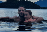 Alice Wegmann mostra bastidores de "Vale Tudo" e fãs comemoram; confira