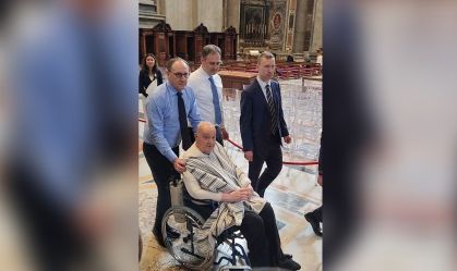 Papa Francisco faz aparição surpresa na Basílica de São Pedro, no Vaticano