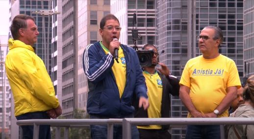 O deputado Altineu Côrtes, vice-presidente da Câmara, ao lado de Jair Bolsonaro e de Silas Malafaia na manifestação pela anistia aos envolvidos no 8 de Janeiro