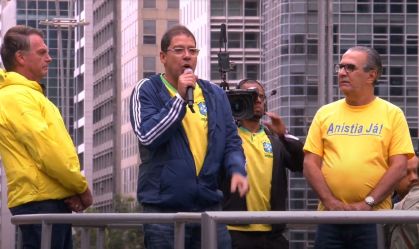 O deputado Altineu Côrtes, vice-presidente da Câmara, ao lado de Jair Bolsonaro e de Silas Malafaia na manifestação pela anistia aos envolvidos no 8 de Janeiro