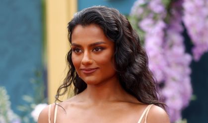 Diretor de "F1" revela por que papel de Simone Ashley foi cortado do filme
