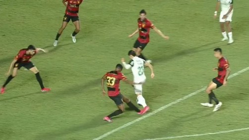Arbitragem viu pênalti cometido por Matheus Alexandre Veiga