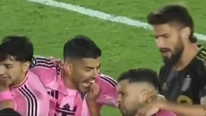 Suárez tenta morder Jordi Alba em jogo do Inter Miami